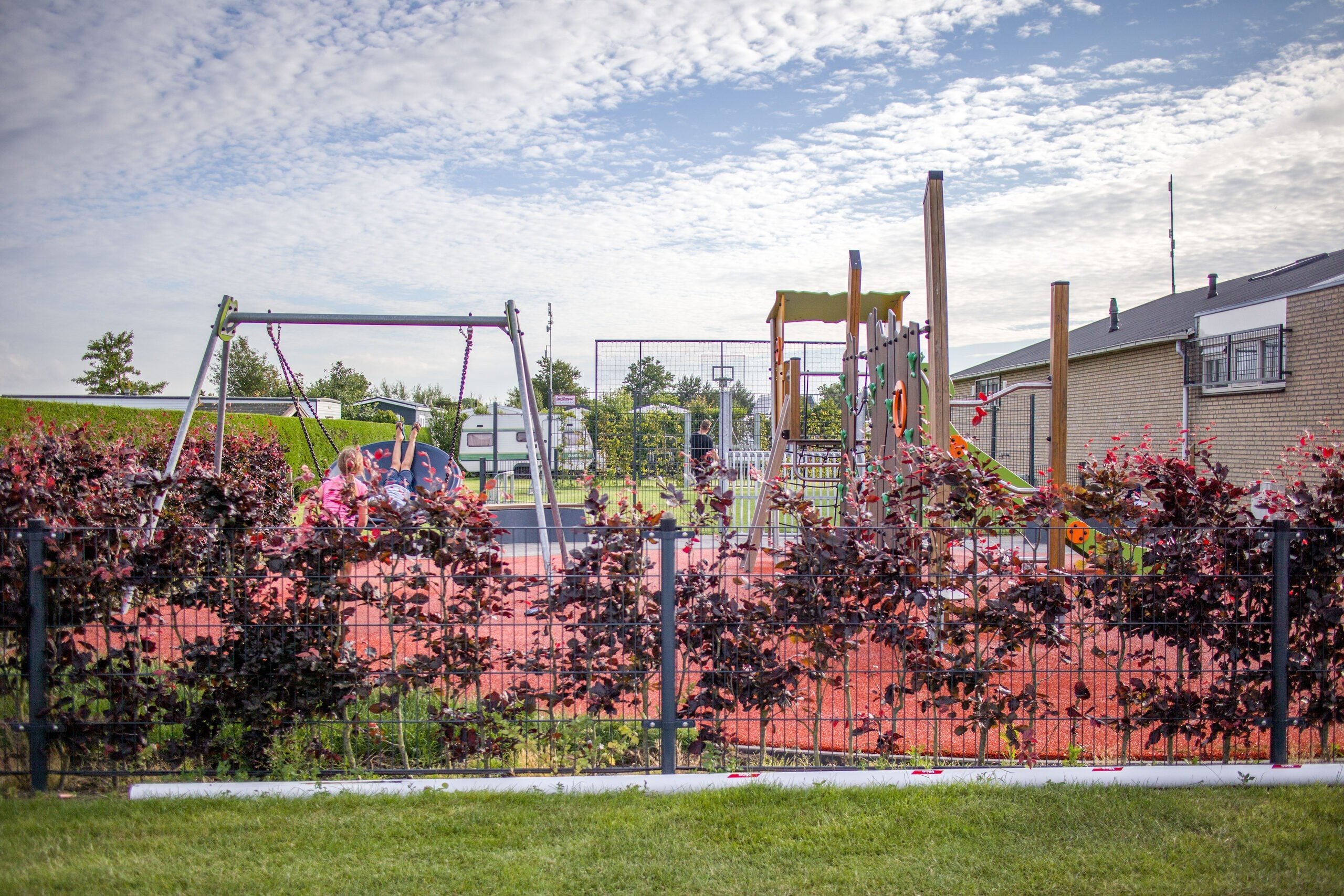 Foto Spielplatz und Spielfeld